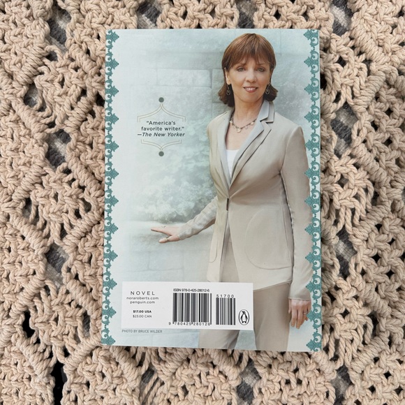 ISLAND OF GLASS Nora Roberts’ Book 3 of the Guardian Trilogy - Picture 2 of 4